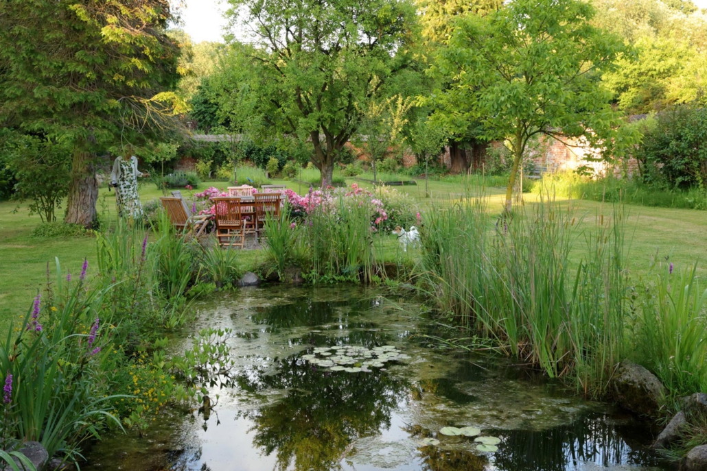 Die Äbtissin und ihr Hund im Klostergarten