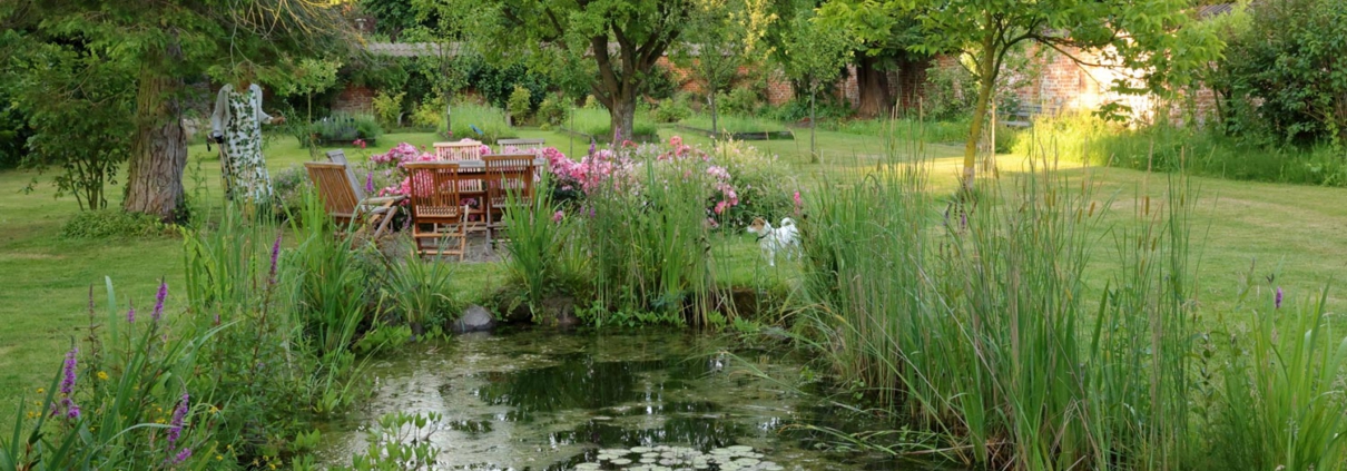 Die Äbtissin und ihr Hund im Klostergarten