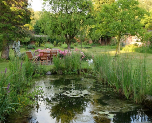 Die Äbtissin und ihr Hund im Klostergarten