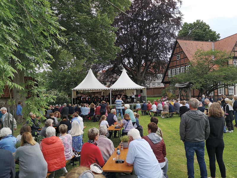 Kleines Fest im Klostergarten